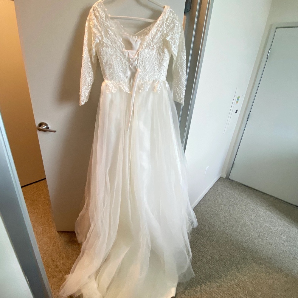 Long Sleeve Lace Pearl Wedding Dress - size 4-6, new - Picture 3 of 6